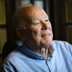 Charles Picqué in zijn bureau in het gemeentehuis van Sint-Gillis